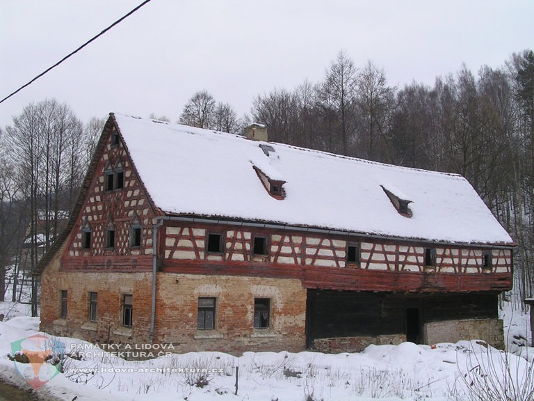 Hrázděné domy reprezentuje i polohrázděný dům č. p. 12 v obci Salajna, okres Cheb