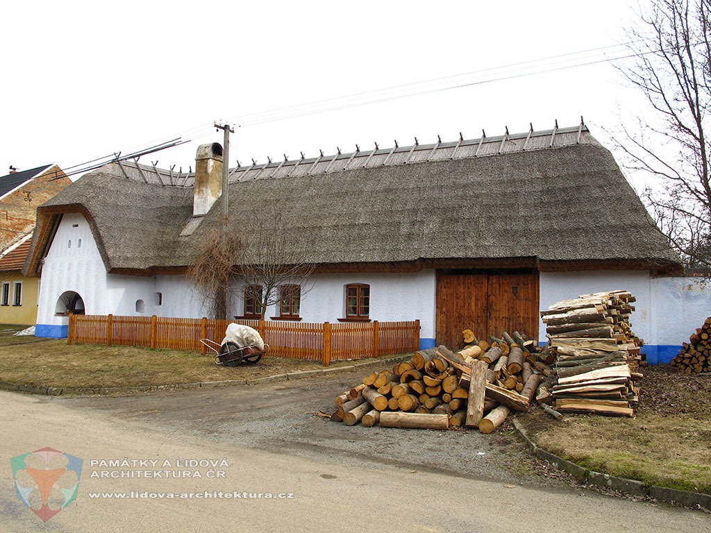 Earth building with risalit under half-hip and hip roof covered by thatch