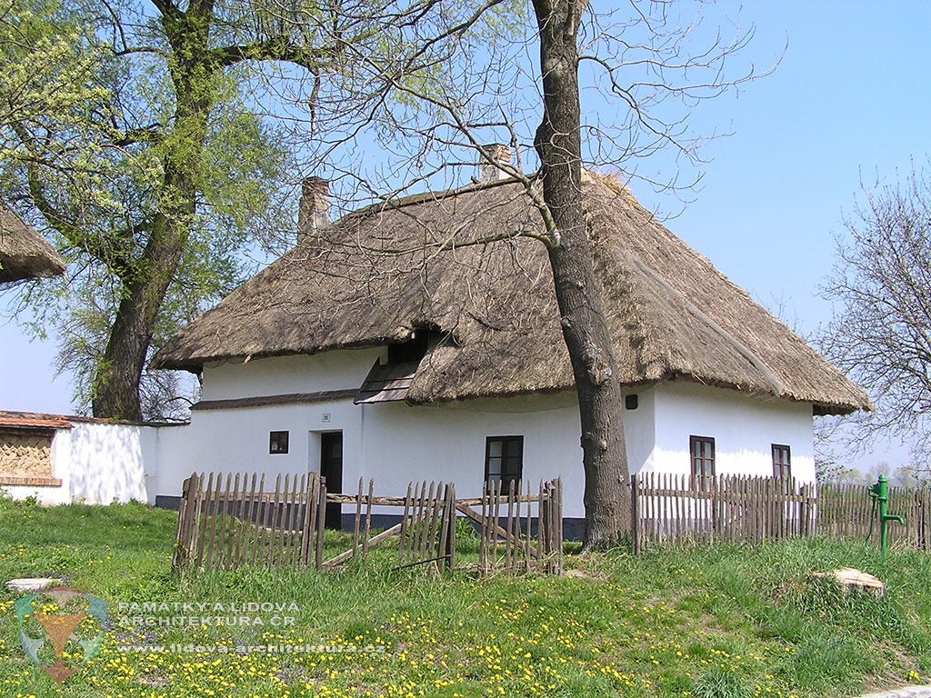 Single-storey earth house with raised storeroom