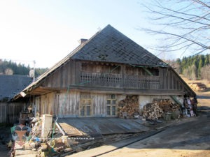 Timber buildings - structure and decoration of timber houses, barns, churches, etc. 3 House with living room made of beam and covered by vertical boards.