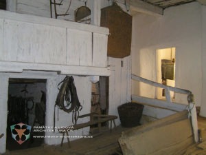 Timber structures - wattle+daub, tongue+groove, half-timbering, logs or beams 2 Granary house built of beams and stones