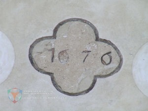 Zrcadlo ve tvaru kvadriloby ve štitu viničního domu č. p. 161 v obci Pavlov, okres Břeclav