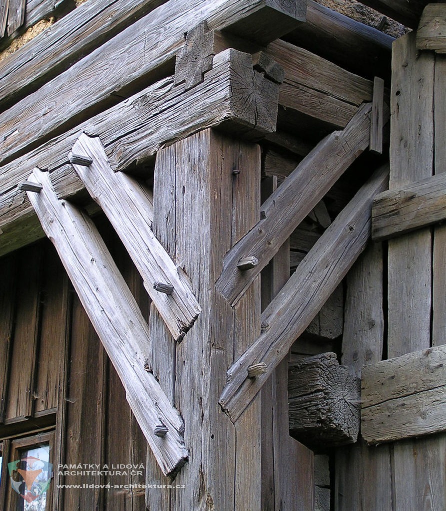 Timber structure with supporting frame consisting of post, beam and parallel braces