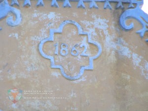 Rám ve tvaru stylizované kvadriloby s datací u sýpky č. p. 5 v obci Komárov, okres Tábor