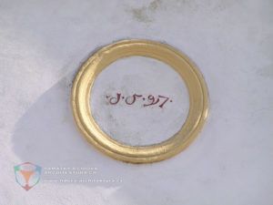Kruhové zrcadlo s profilovaným rámem ve štitu domu č. p. 78 v obci Pavlov, okres Břeclav