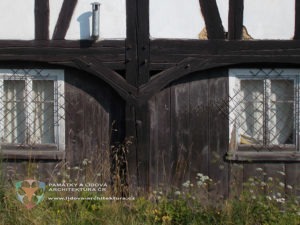 Podpěrné rámy a sloupky - podstávky a tesařské stolice 2 Konstrukce podstávky s průběžnými sloupky, tzv. štenýře, které jsou zároveň součástí hrázdění v patře, obec Višňová, okres Liberec