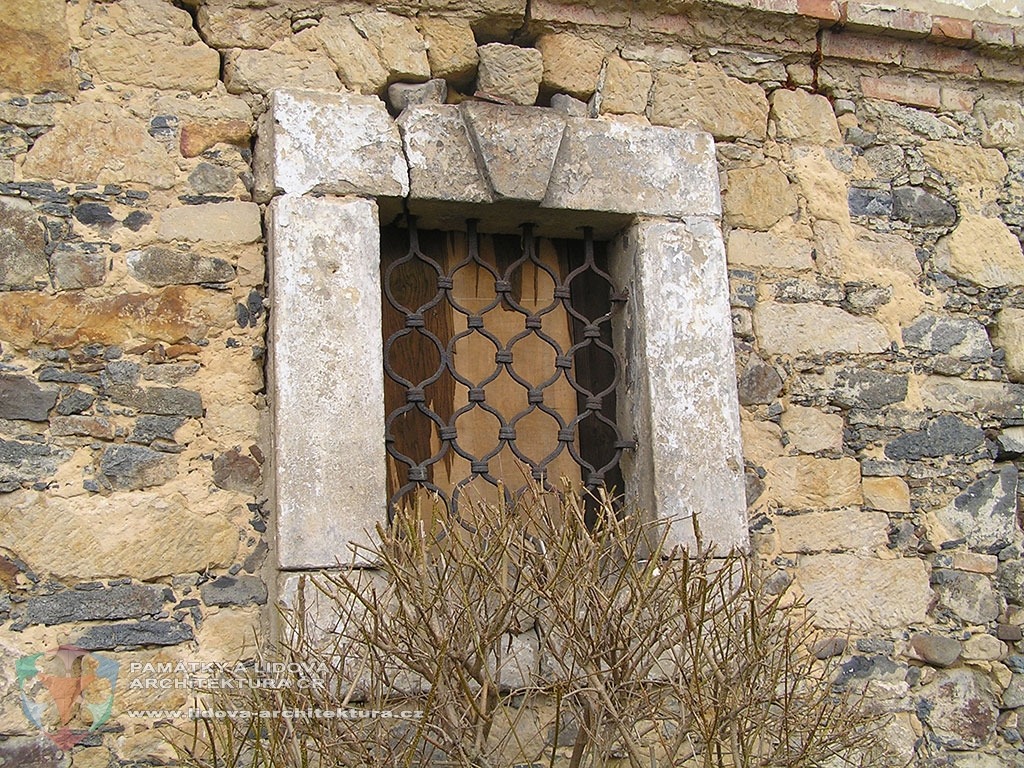 Kovová okenní mříž
