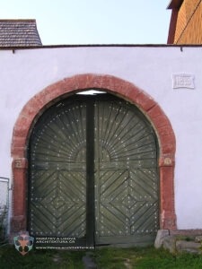 Pískovcový portál brány