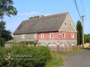 Obklad domu prkny a šablonami