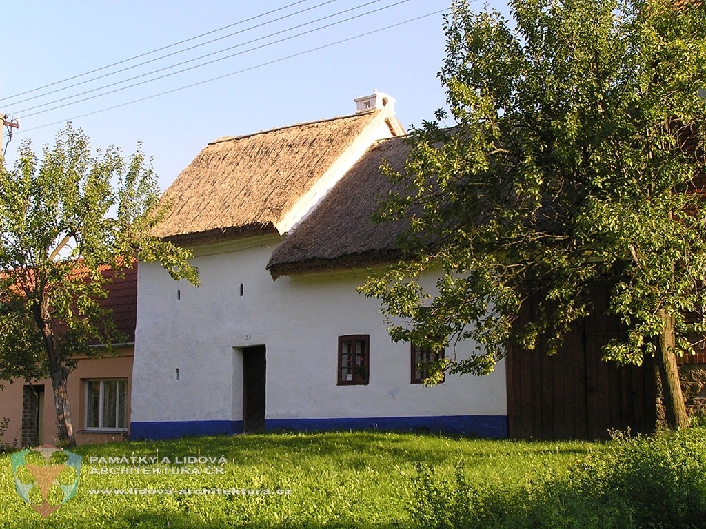 PAMÁTKY A MUZEA - OCHRANA KRAJINY, SÍDLA A STAVEB 9 Rolnický dům s výškou v obci Vlčnov