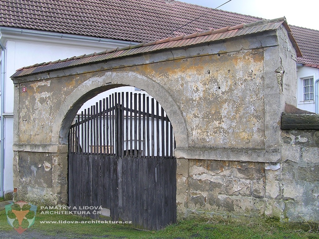 Zděná klenutá brána z kamene