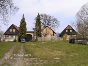Domy a chalupy střední Čechy - roubené, hrázděné a zděné stavby 1 Přízemní domy s bedněnými štíty v obci Mužský.