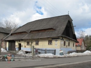 Hospoda nebo hostinec - obecní, rychtářské, formanské a plavecké hospody 1 Roubená hospoda v obci Svobodné Hamry na Vysočině, krytá šindelovou krytinou a bedněným štítem