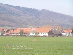 Liberecký kraj - 18 nejzajímavějších vesnic na území kraje 2 Obytné a hospodářské stavby v obci Janovice v CHKO České středohoří
