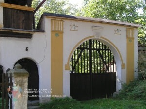 Vjezdová brána z obce Skalsko, opatřená datace rokem 1833