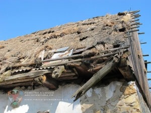 Poruchy střešní konstrukce a 3 základní příčiny 2 Došky použité jako krytina sedlové střechy