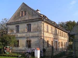 Zděný patrový dům, stojící na návsi ve vsi Víska