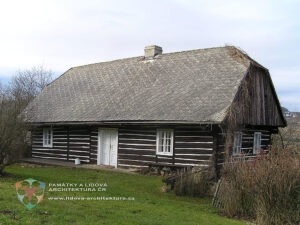 Roubený přízemní dům s obílenými spárami v obci Kleštěnice