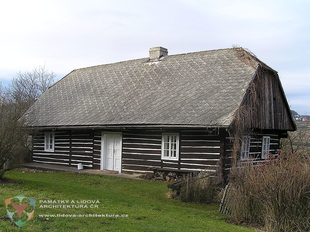 Roubený přízemní dům s obílenými spárami v obci Kleštěnice
