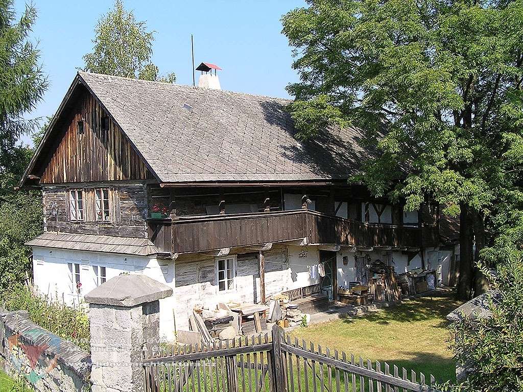 Roubený dům s pavlačí a zčásti obezděným přízemím
