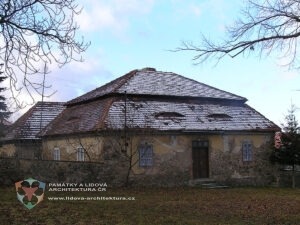 Stavby zděné přízemní fary s mansardovou střechou v obci Rousínov