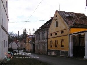 Zděné přízemní a patrové domy v obci Soběchleby