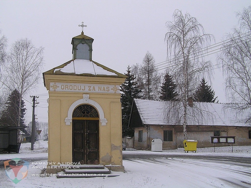 Zděná kaple na návsi ve středočeské obci Sovenice