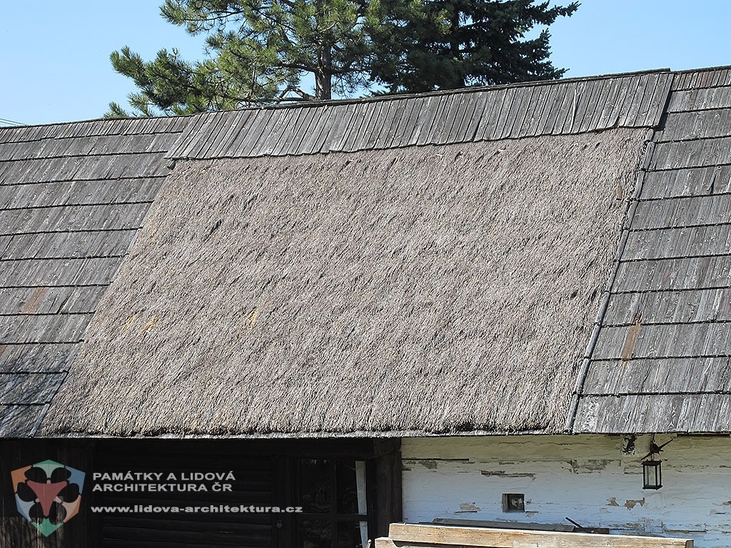 Došková krytina střechy v kombinaci s krytinou šindelovou.