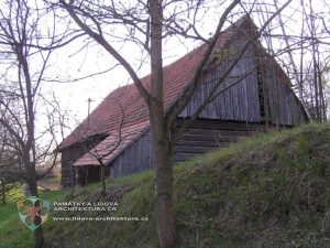 Hospodářské stavby ve středních Čechách 2 Roubená stodola krytá pálenou krytinou v obci Losiny
