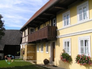 Pavlače a lodžie - dekorativní zábradlí a sloupky 2 Pavlač u zděného patrového domu z oblasti Kokořínska