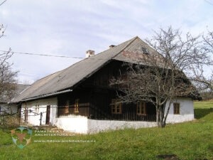 Roubený dům s polovalbovou střechou v obci Stachy