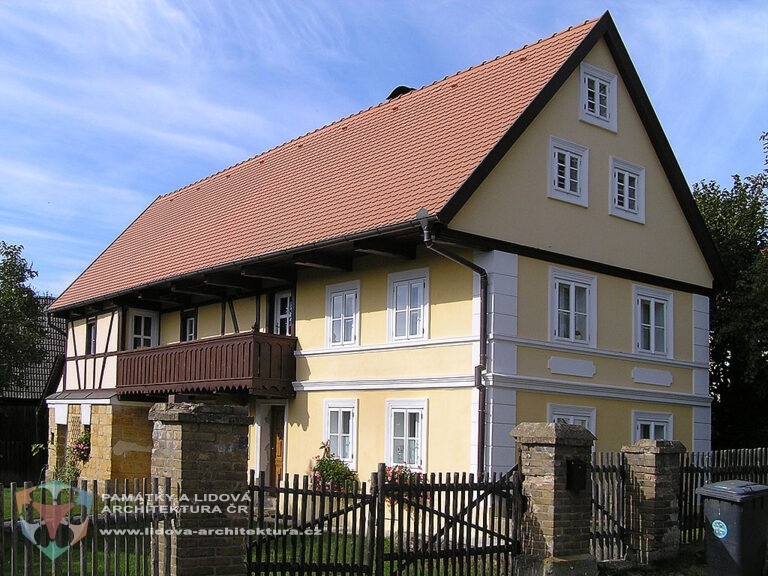 Zděný patrový dům s pavlačí v CHKO Kokořínsko