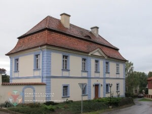 Patrová stavba barokní fary v obci Neumětely