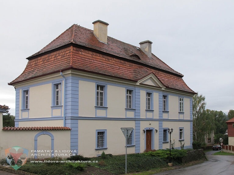 Patrová stavba barokní fary v obci Neumětely