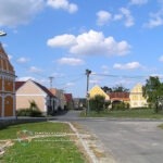 Přízemní a patrové stavby v obci Komárov
