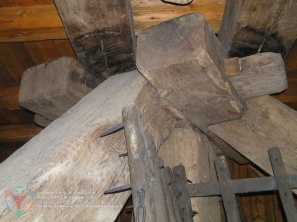 Dřevěný větrný mlýn a jeho nosná konstrukce