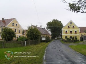 Zděné patrové domy čtyřbokých usedlostí v obci Nový Drahov