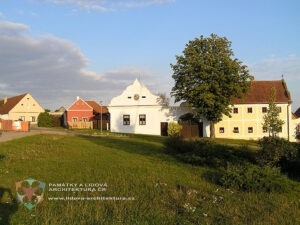 Přízemní a patrové domy v obci Plástovice