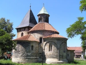 Raný středověk a předrománské a románské období (9.stol.-1/3 13. stol.), kolonizace a feudalismus 2 Kostel Narození Panny Marie v obci Holubice