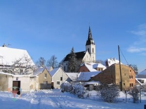 Zděné domy a kostel sv. Jakuba Většího v Praze - Stodůlky