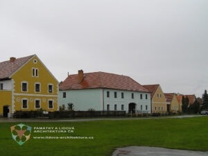 Zděné patrové domy na návsi v jihočeské obci Záboří