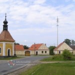 Náves s kaplí a zemědělskými usedlostmi
