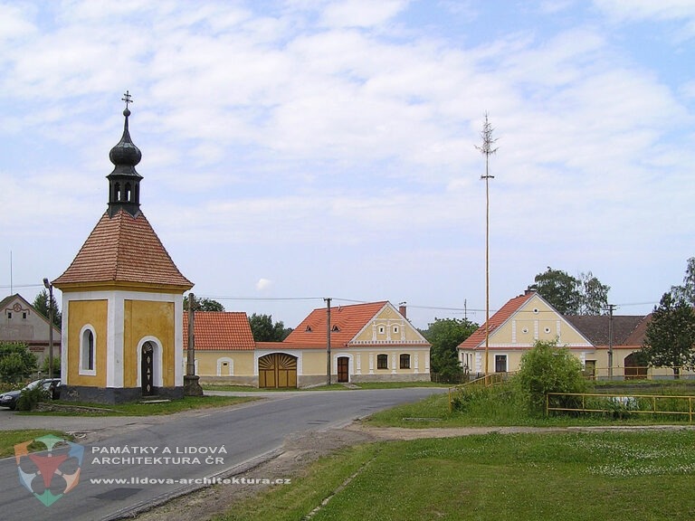 Náves s kaplí a zemědělskými usedlostmi