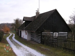 Dům s roubenou světnice a sedlovou střechou s vikýřem