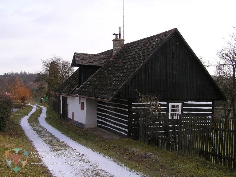 Dům s roubenou světnice a sedlovou střechou s vikýřem