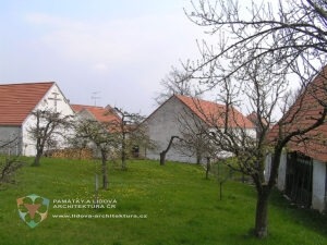 Malé Chrášťany - jihočeská vesnice nedaleko Hluboké nad Vltavou se souborem lidových staveb 4 Hospodářské stavby a zahrada v Malých Chrášťanech
