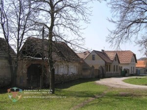 Středočeský kraj - 10 památkových rezervací a 26 památkových zón na území Středočeského kraje 8 Štítově a okapově orientované stavby v obci Mořinka