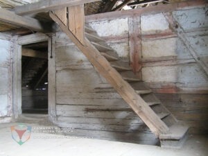 Deskové schody v patrové síni domu