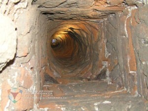 Víno a vinařství - vinařské oblasti a vinohradnické stavby 4 Větrací šachta vinného sklepa v obci Šatov
